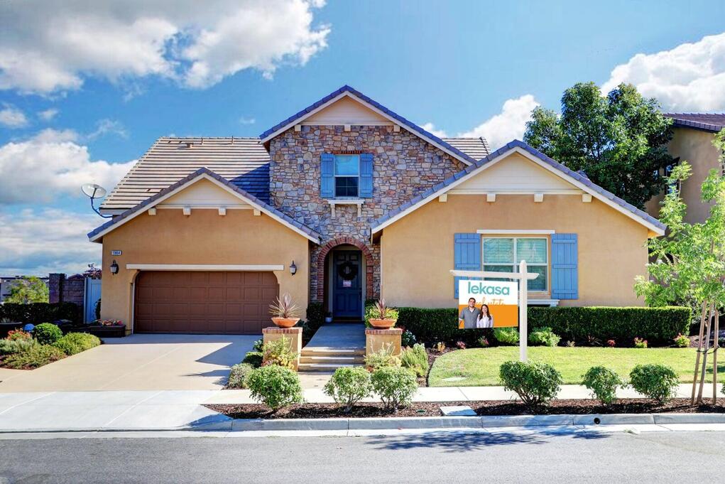 Front exterior of home listed with Lekasa full-service 1.99% listing fee